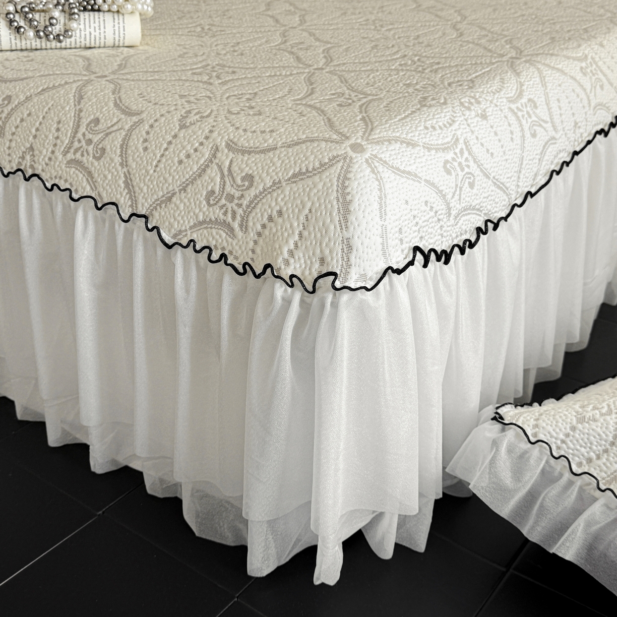 91家纺网 家纺一手货源 找家纺 羚羊语家纺 2026新款韩式PE提花凉泡泡席床裙款中分子【凉感值>2.0】花边乙纶冰豆豆夏季凉感冰丝软席三件套 白月光-澜庭（配洗护袋）