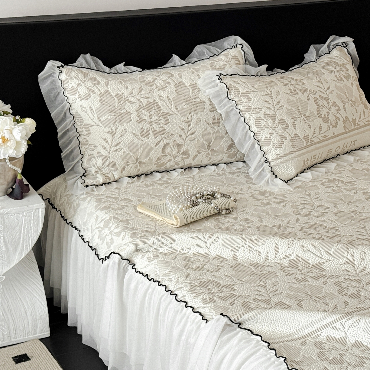 91家纺网 家纺一手货源 找家纺 羚羊语家纺 2026新款韩式PE提花凉泡泡席床裙款中分子【凉感值>2.0】花边乙纶冰豆豆夏季凉感冰丝软席三件套 白月光-陌上花（配洗护袋）