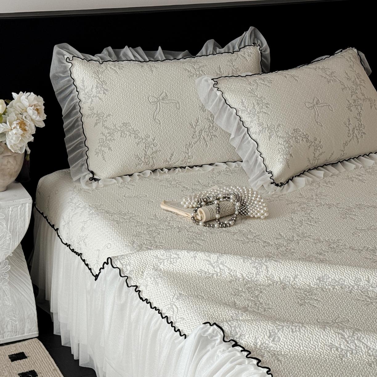 91家纺网 家纺一手货源 找家纺 羚羊语家纺 2026新款韩式PE提花凉泡泡席床裙款中分子【凉感值>2.0】花边乙纶冰豆豆夏季凉感冰丝软席三件套 白月光-清风（配洗护袋）