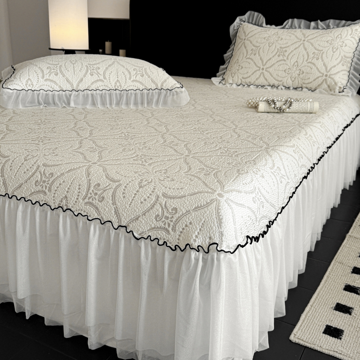 91家纺网 家纺一手货源 找家纺 羚羊语家纺 2026新款韩式PE提花凉泡泡席床裙款中分子【凉感值>2.0】花边乙纶冰豆豆夏季凉感冰丝软席三件套 白月光-澜庭（配洗护袋）