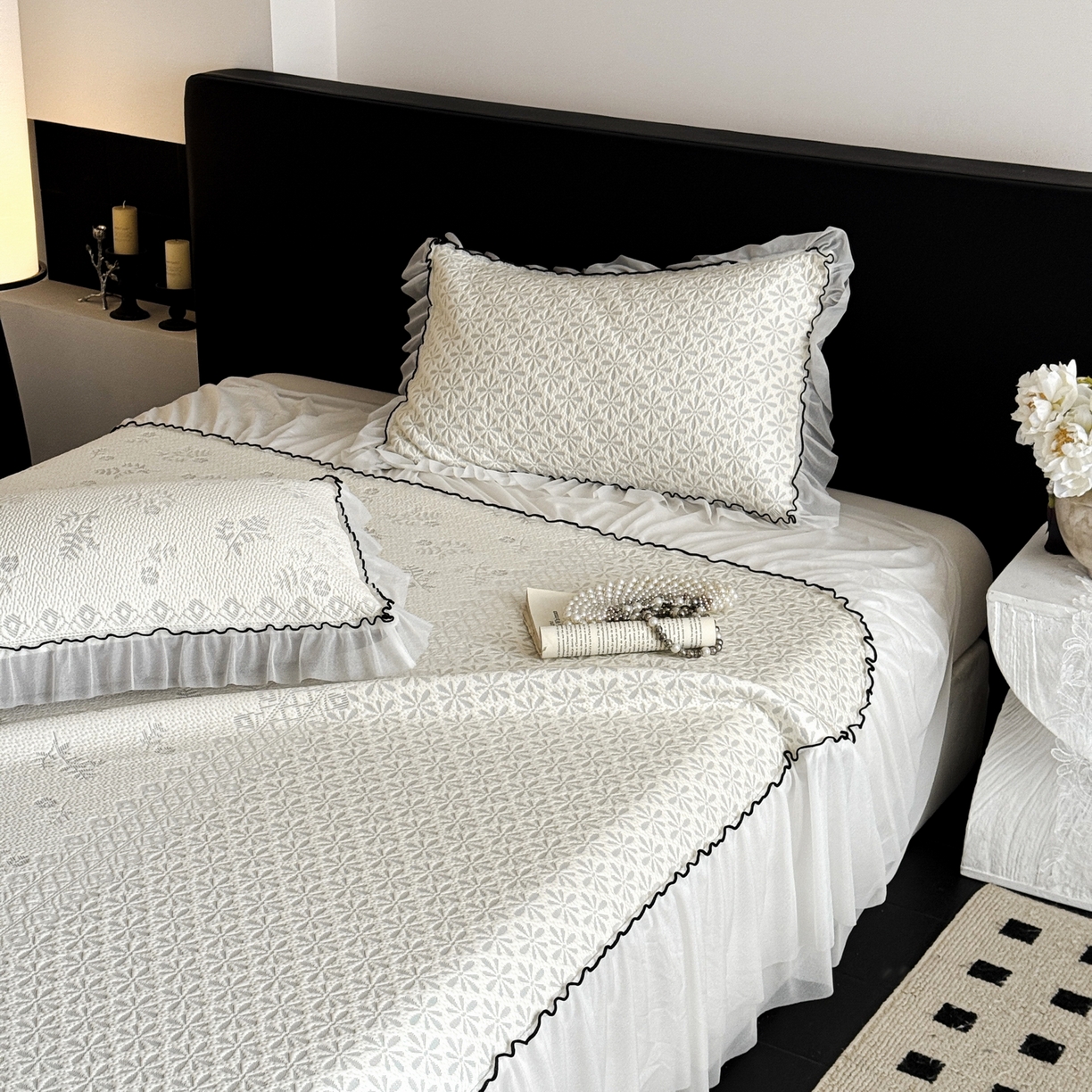 91家纺网 家纺一手货源 找家纺 羚羊语家纺 2026新款韩式PE提花凉泡泡席床裙款中分子【凉感值>2.0】花边乙纶冰豆豆夏季凉感冰丝软席三件套 白月光-萱草（配洗护袋）