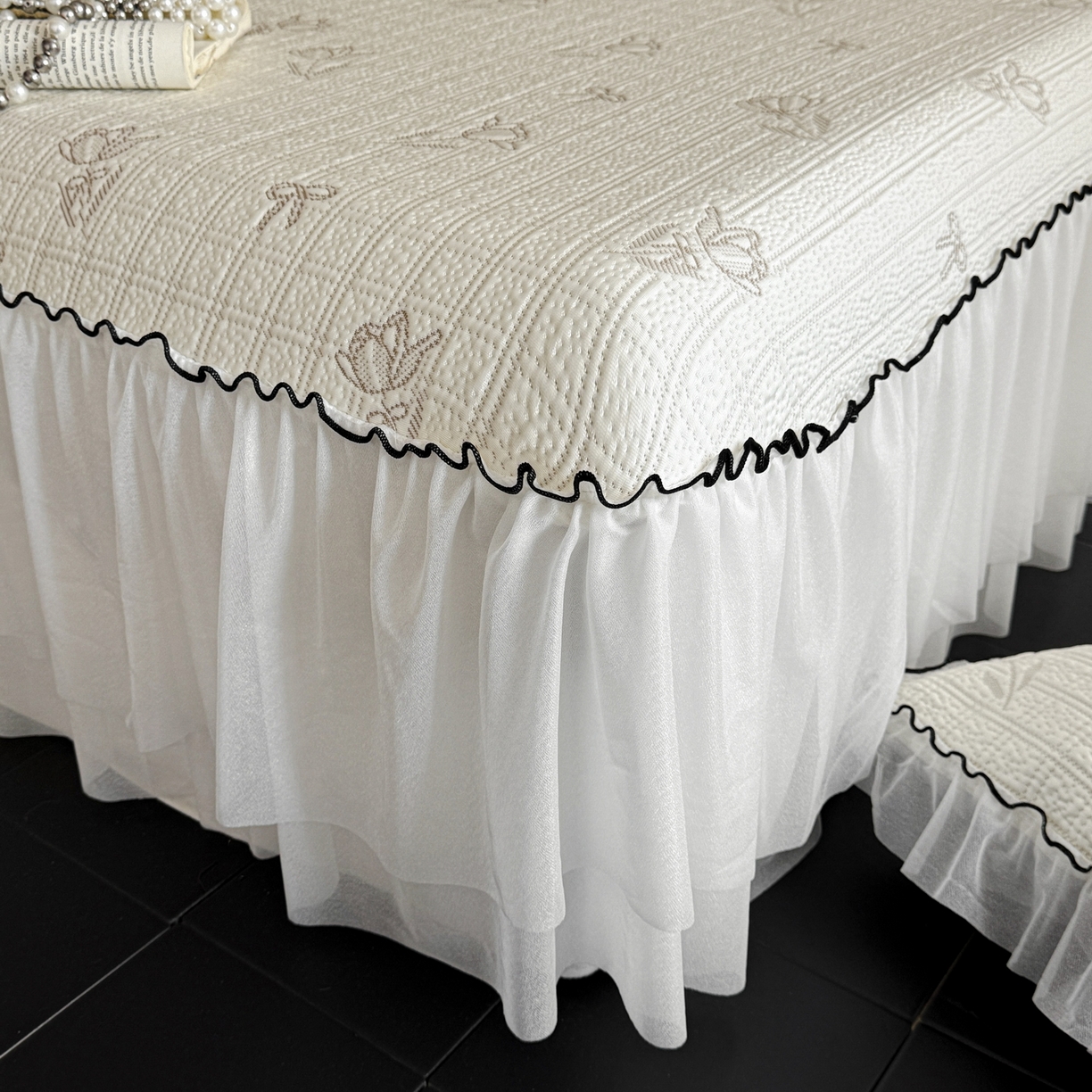 91家纺网 家纺一手货源 找家纺 羚羊语家纺 2026新款韩式PE提花凉泡泡席床裙款中分子【凉感值>2.0】花边乙纶冰豆豆夏季凉感冰丝软席三件套 白月光-沐夏（配洗护袋）