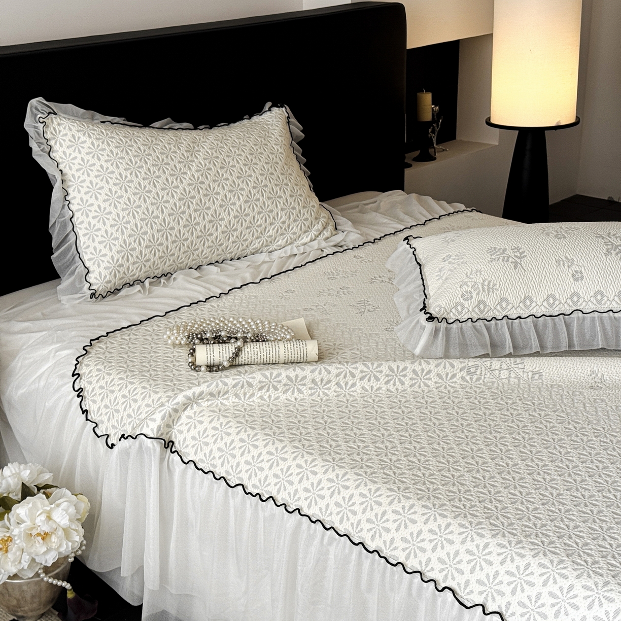 91家纺网 家纺一手货源 找家纺 羚羊语家纺 2026新款韩式PE提花凉泡泡席床裙款中分子【凉感值>2.0】花边乙纶冰豆豆夏季凉感冰丝软席三件套 白月光-萱草（配洗护袋）