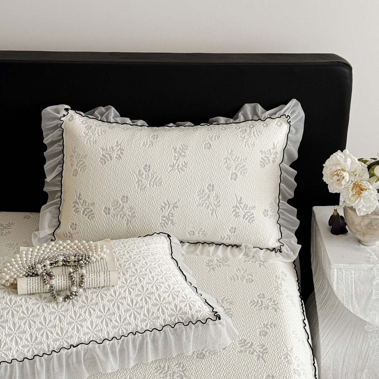 91家纺网 家纺一手货源 找家纺 羚羊语家纺 2026新款韩式PE提花凉泡泡席床裙款中分子【凉感值>2.0】花边乙纶冰豆豆夏季凉感冰丝软席三件套 白月光-萱草（配洗护袋）