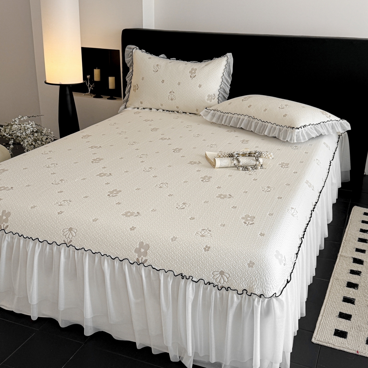 91家纺网 家纺一手货源 找家纺 羚羊语家纺 2026新款韩式PE提花凉泡泡席床裙款中分子【凉感值>2.0】花边乙纶冰豆豆夏季凉感冰丝软席三件套 白月光-小雏菊（配洗护袋）