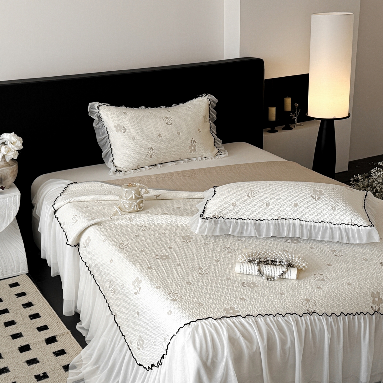 91家纺网 家纺一手货源 找家纺 羚羊语家纺 2026新款韩式PE提花凉泡泡席床裙款中分子【凉感值>2.0】花边乙纶冰豆豆夏季凉感冰丝软席三件套 白月光-小雏菊（配洗护袋）