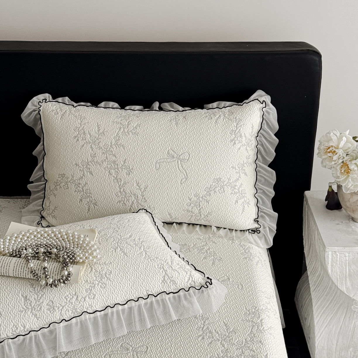 91家纺网 家纺一手货源 找家纺 羚羊语家纺 2026新款韩式PE提花凉泡泡席床裙款中分子【凉感值>2.0】花边乙纶冰豆豆夏季凉感冰丝软席三件套 白月光-清风（配洗护袋）