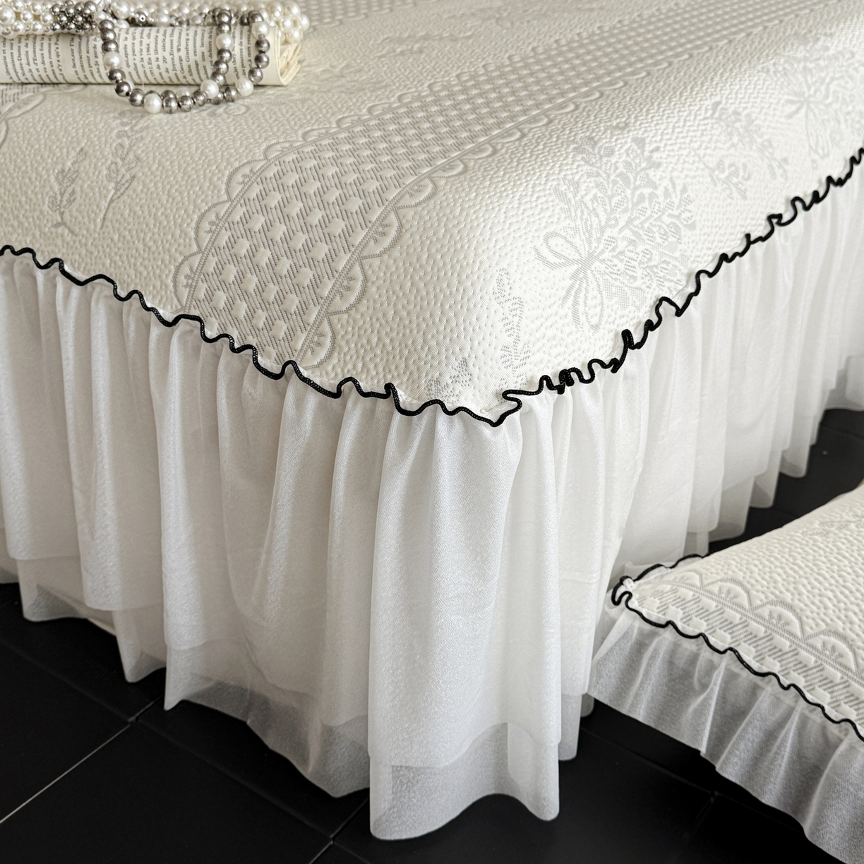 91家纺网 家纺一手货源 找家纺 羚羊语家纺 2026新款韩式PE提花凉泡泡席床裙款中分子【凉感值>2.0】花边乙纶冰豆豆夏季凉感冰丝软席三件套 白月光-铃兰（配洗护袋）