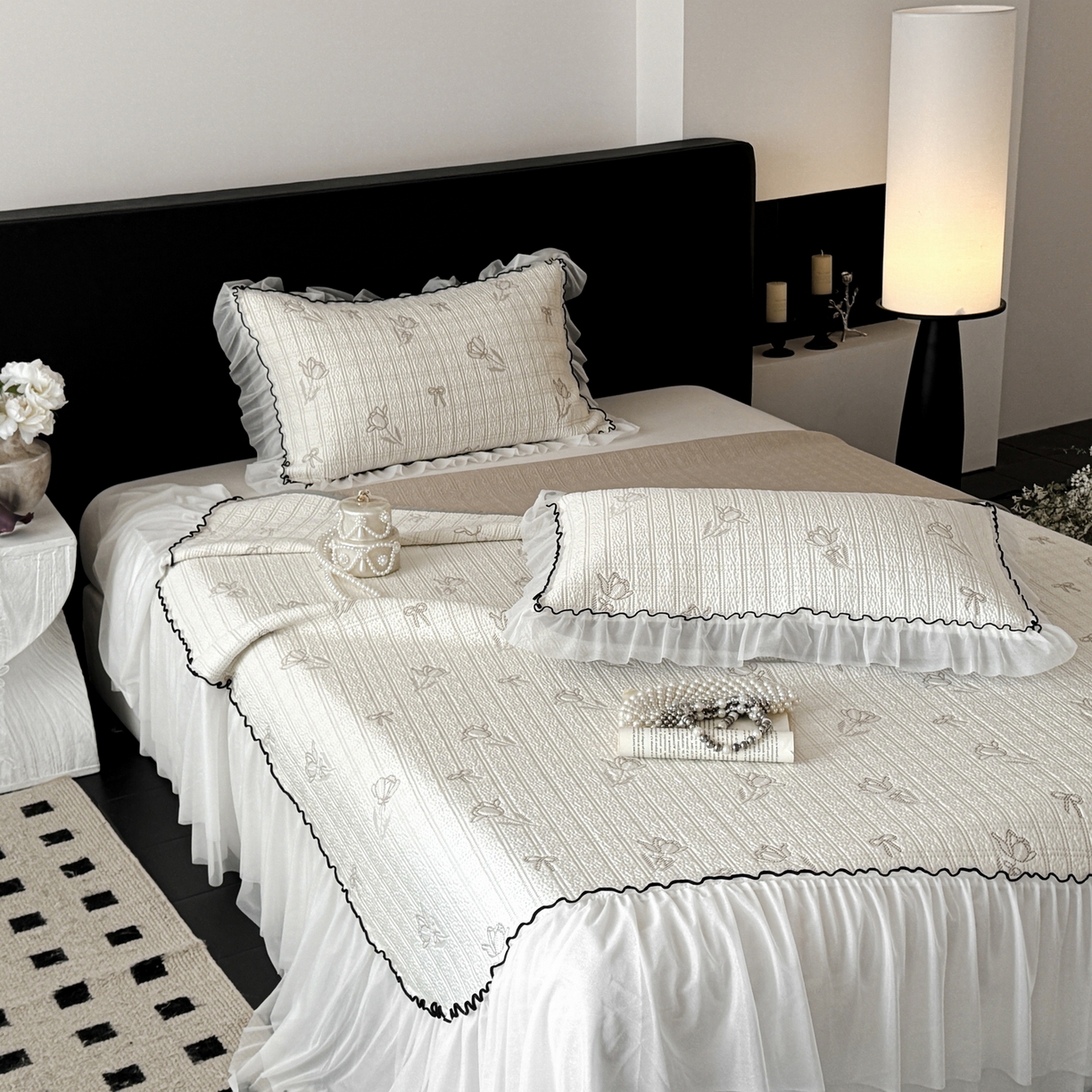 91家纺网 家纺一手货源 找家纺 羚羊语家纺 2026新款韩式PE提花凉泡泡席床裙款中分子【凉感值>2.0】花边乙纶冰豆豆夏季凉感冰丝软席三件套 白月光-沐夏（配洗护袋）