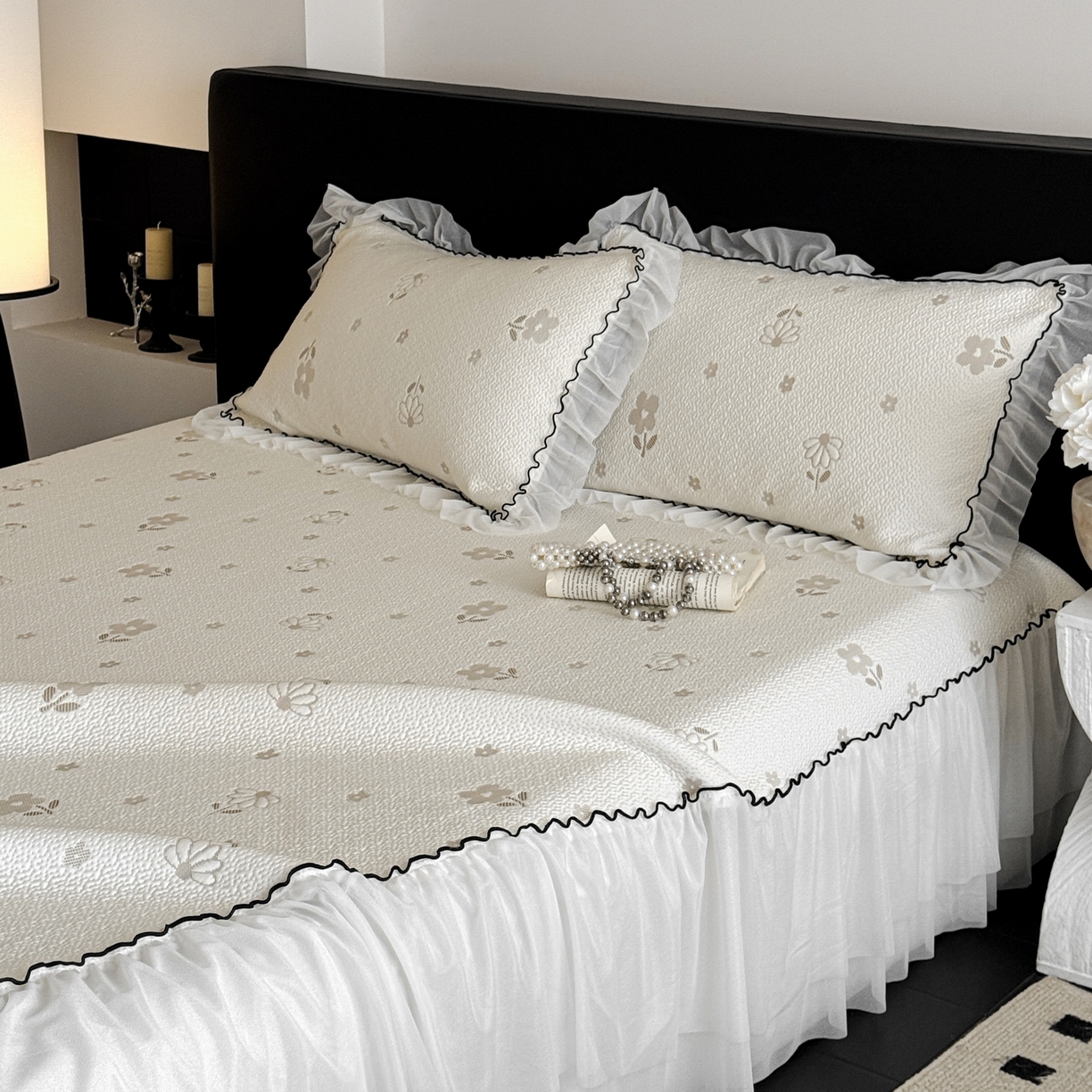 91家纺网 家纺一手货源 找家纺 羚羊语家纺 2026新款韩式PE提花凉泡泡席床裙款中分子【凉感值>2.0】花边乙纶冰豆豆夏季凉感冰丝软席三件套 白月光-小雏菊（配洗护袋）