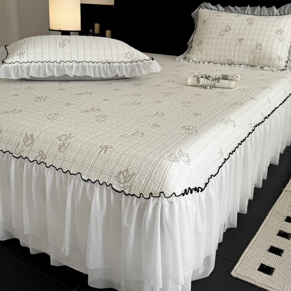 91家纺网 家纺一手货源 找家纺 羚羊语家纺 2026新款韩式PE提花凉泡泡席床裙款中分子【凉感值>2.0】花边乙纶冰豆豆夏季凉感冰丝软席三件套 白月光-沐夏（配洗护袋）