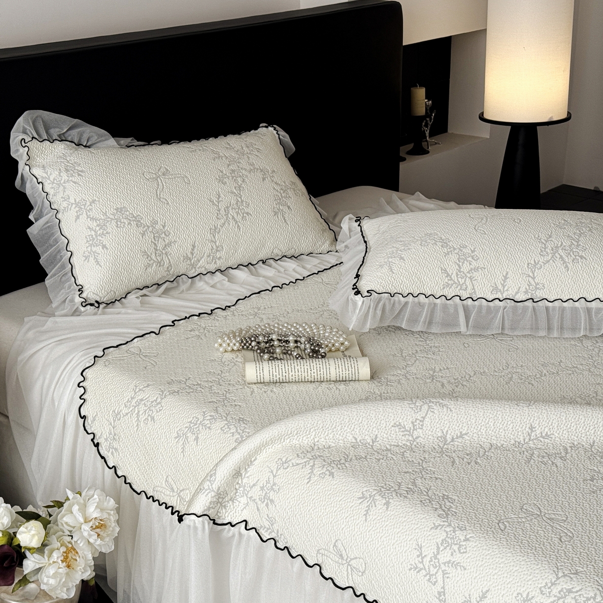 91家纺网 家纺一手货源 找家纺 羚羊语家纺 2026新款韩式PE提花凉泡泡席床裙款中分子【凉感值>2.0】花边乙纶冰豆豆夏季凉感冰丝软席三件套 白月光-清风（配洗护袋）