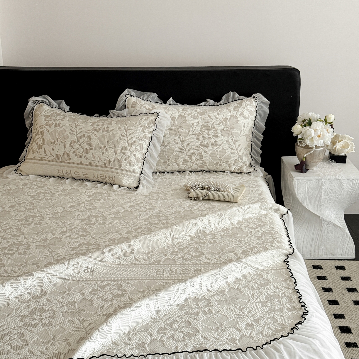 91家纺网 家纺一手货源 找家纺 羚羊语家纺 2026新款韩式PE提花凉泡泡席床裙款中分子【凉感值>2.0】花边乙纶冰豆豆夏季凉感冰丝软席三件套 白月光-陌上花（配洗护袋）