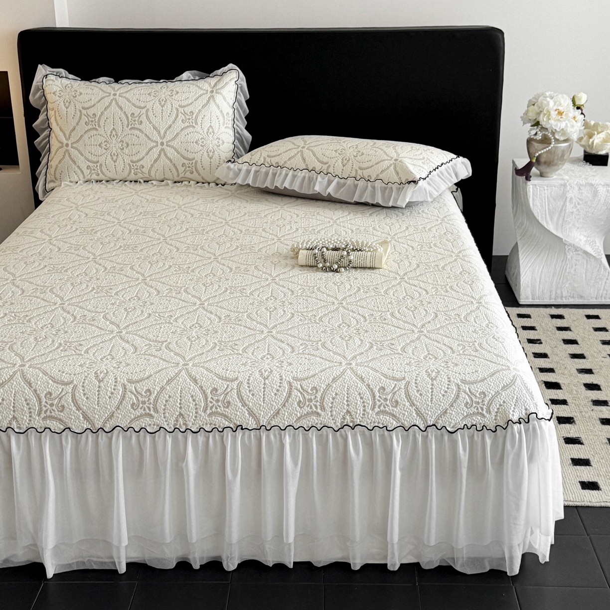 91家纺网 家纺一手货源 找家纺 羚羊语家纺 2026新款韩式PE提花凉泡泡席床裙款中分子【凉感值>2.0】花边乙纶冰豆豆夏季凉感冰丝软席三件套 白月光-澜庭（配洗护袋）