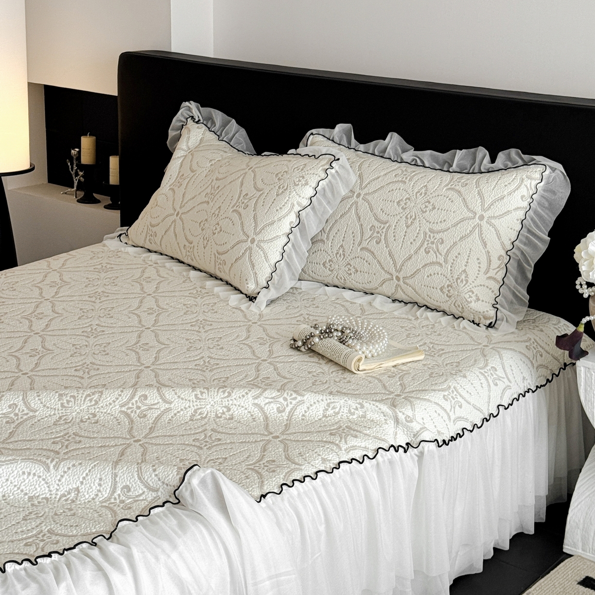 91家纺网 家纺一手货源 找家纺 羚羊语家纺 2026新款韩式PE提花凉泡泡席床裙款中分子【凉感值>2.0】花边乙纶冰豆豆夏季凉感冰丝软席三件套 白月光-澜庭（配洗护袋）