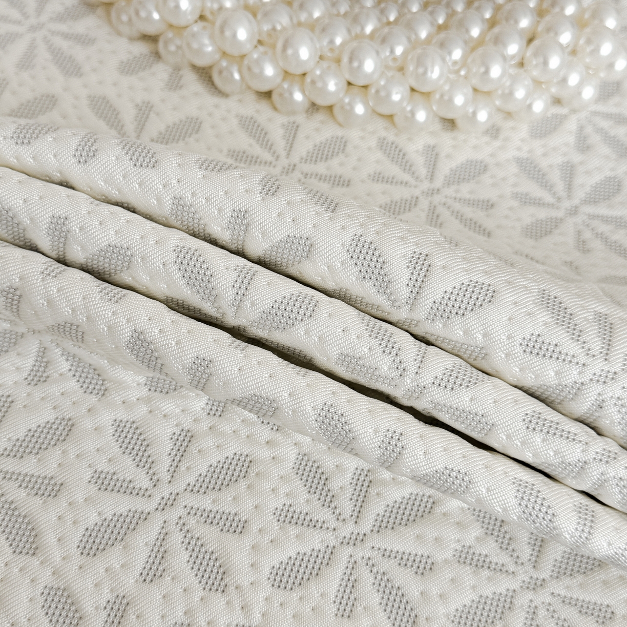 91家纺网 家纺一手货源 找家纺 羚羊语家纺 2026新款韩式PE提花凉泡泡席床裙款中分子【凉感值>2.0】花边乙纶冰豆豆夏季凉感冰丝软席三件套 白月光-萱草（配洗护袋）