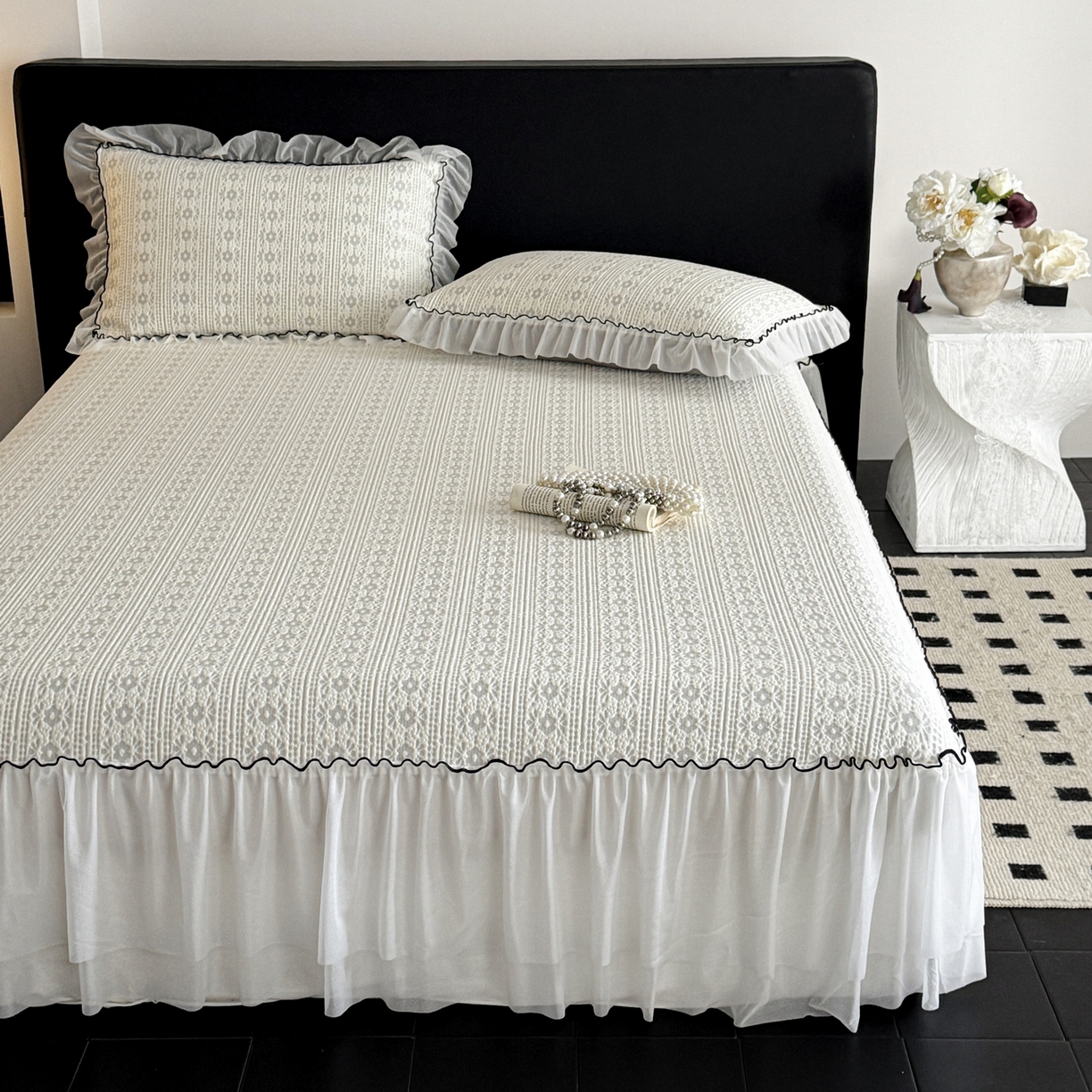 91家纺网 家纺一手货源 找家纺 羚羊语家纺 2026新款韩式PE提花凉泡泡席床裙款中分子【凉感值>2.0】花边乙纶冰豆豆夏季凉感冰丝软席三件套 白月光-夏韵（配洗护袋）