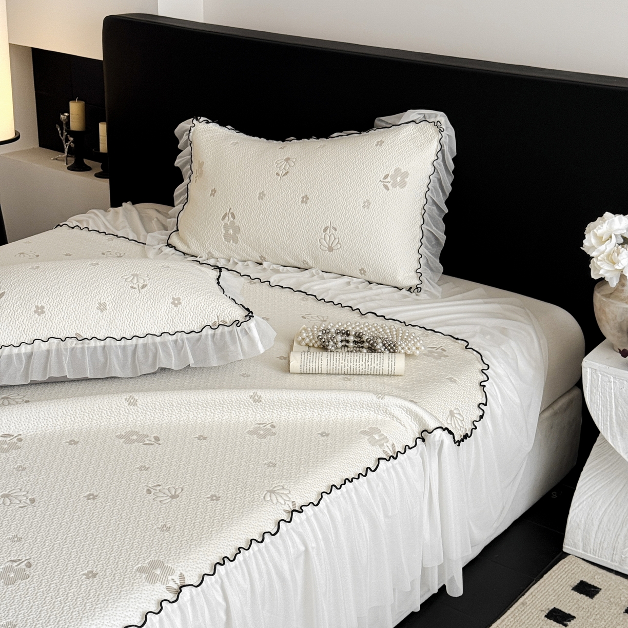 91家纺网 家纺一手货源 找家纺 羚羊语家纺 2026新款韩式PE提花凉泡泡席床裙款中分子【凉感值>2.0】花边乙纶冰豆豆夏季凉感冰丝软席三件套 白月光-小雏菊（配洗护袋）