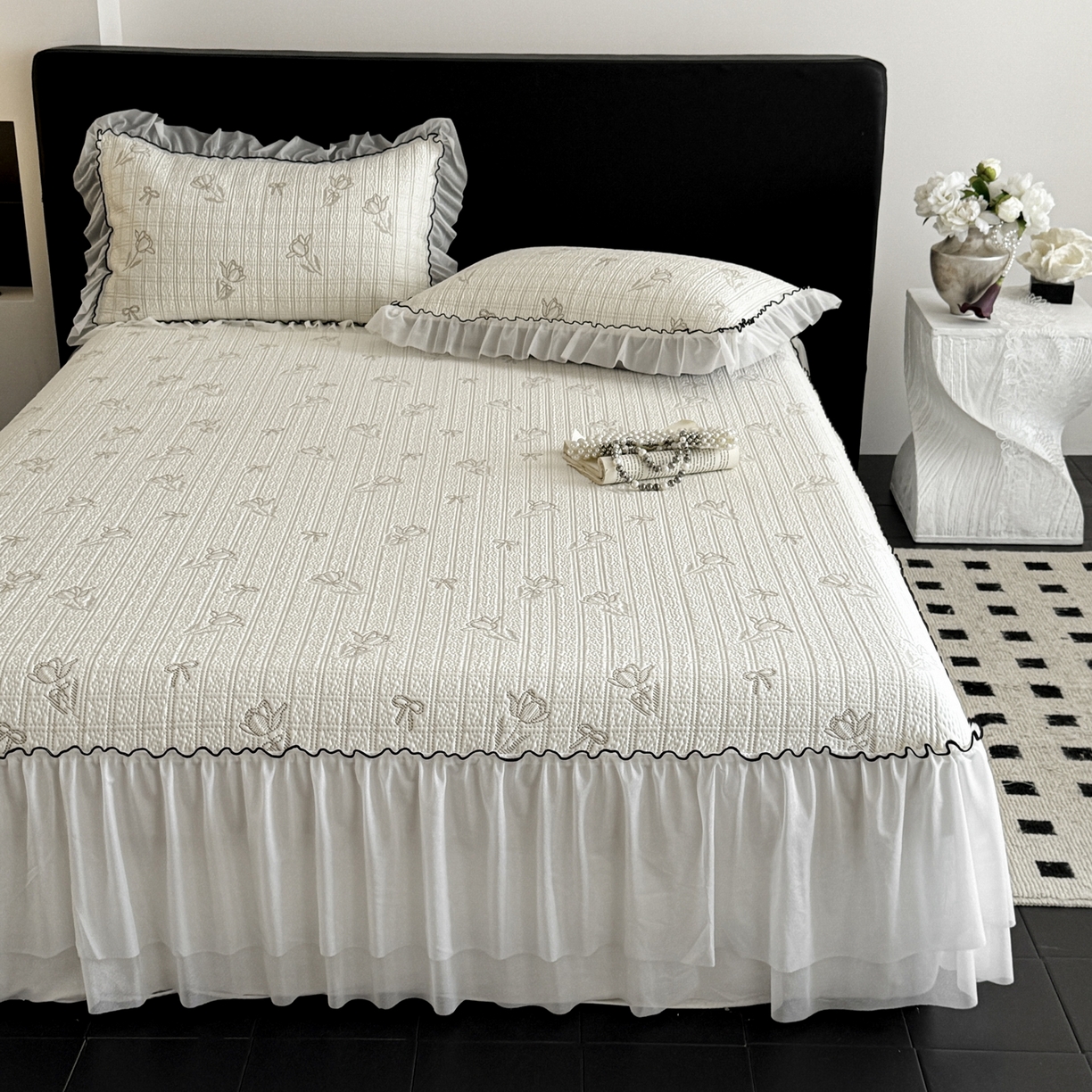 91家纺网 家纺一手货源 找家纺 羚羊语家纺 2026新款韩式PE提花凉泡泡席床裙款中分子【凉感值>2.0】花边乙纶冰豆豆夏季凉感冰丝软席三件套 白月光-沐夏（配洗护袋）