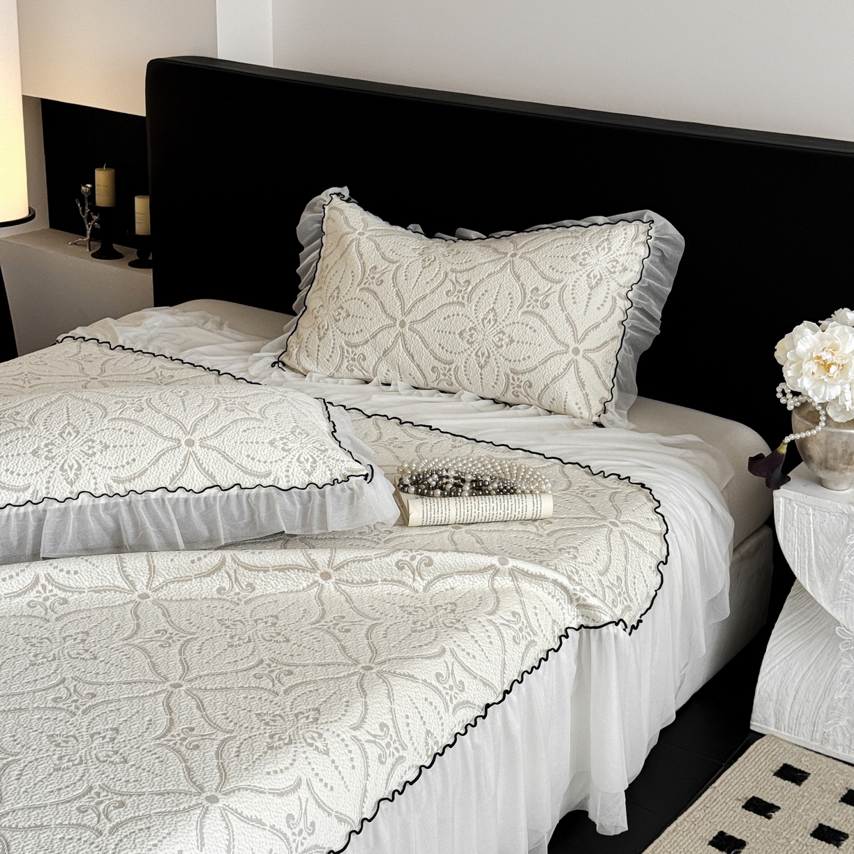 91家纺网 家纺一手货源 找家纺 羚羊语家纺 2026新款韩式PE提花凉泡泡席床裙款中分子【凉感值>2.0】花边乙纶冰豆豆夏季凉感冰丝软席三件套 白月光-澜庭（配洗护袋）