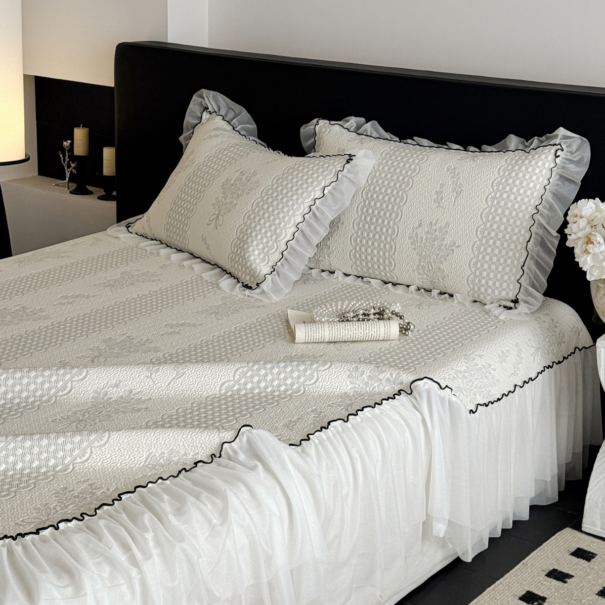 91家纺网 家纺一手货源 找家纺 羚羊语家纺 2026新款韩式PE提花凉泡泡席床裙款中分子【凉感值>2.0】花边乙纶冰豆豆夏季凉感冰丝软席三件套 白月光-铃兰（配洗护袋）