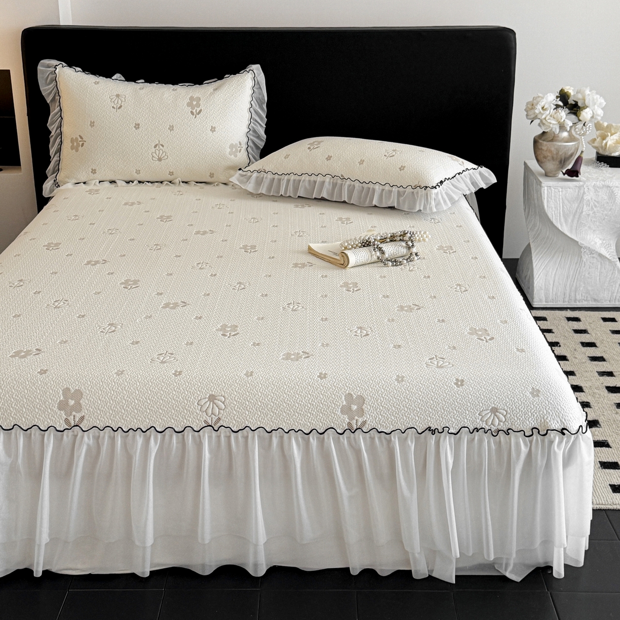 91家纺网 家纺一手货源 找家纺 羚羊语家纺 2026新款韩式PE提花凉泡泡席床裙款中分子【凉感值>2.0】花边乙纶冰豆豆夏季凉感冰丝软席三件套 白月光-小雏菊（配洗护袋）