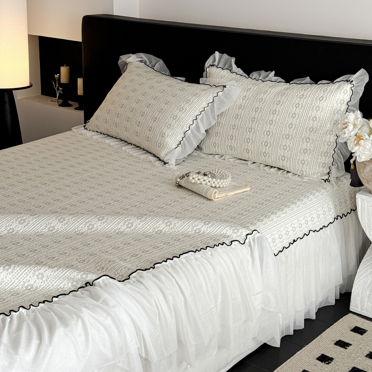 91家纺网 家纺一手货源 找家纺 羚羊语家纺 2026新款韩式PE提花凉泡泡席床裙款中分子【凉感值>2.0】花边乙纶冰豆豆夏季凉感冰丝软席三件套 白月光-夏韵（配洗护袋）