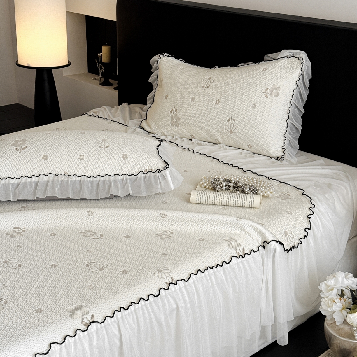 91家纺网 家纺一手货源 找家纺 羚羊语家纺 2026新款韩式PE提花凉泡泡席床裙款中分子【凉感值>2.0】花边乙纶冰豆豆夏季凉感冰丝软席三件套 白月光-小雏菊（配洗护袋）