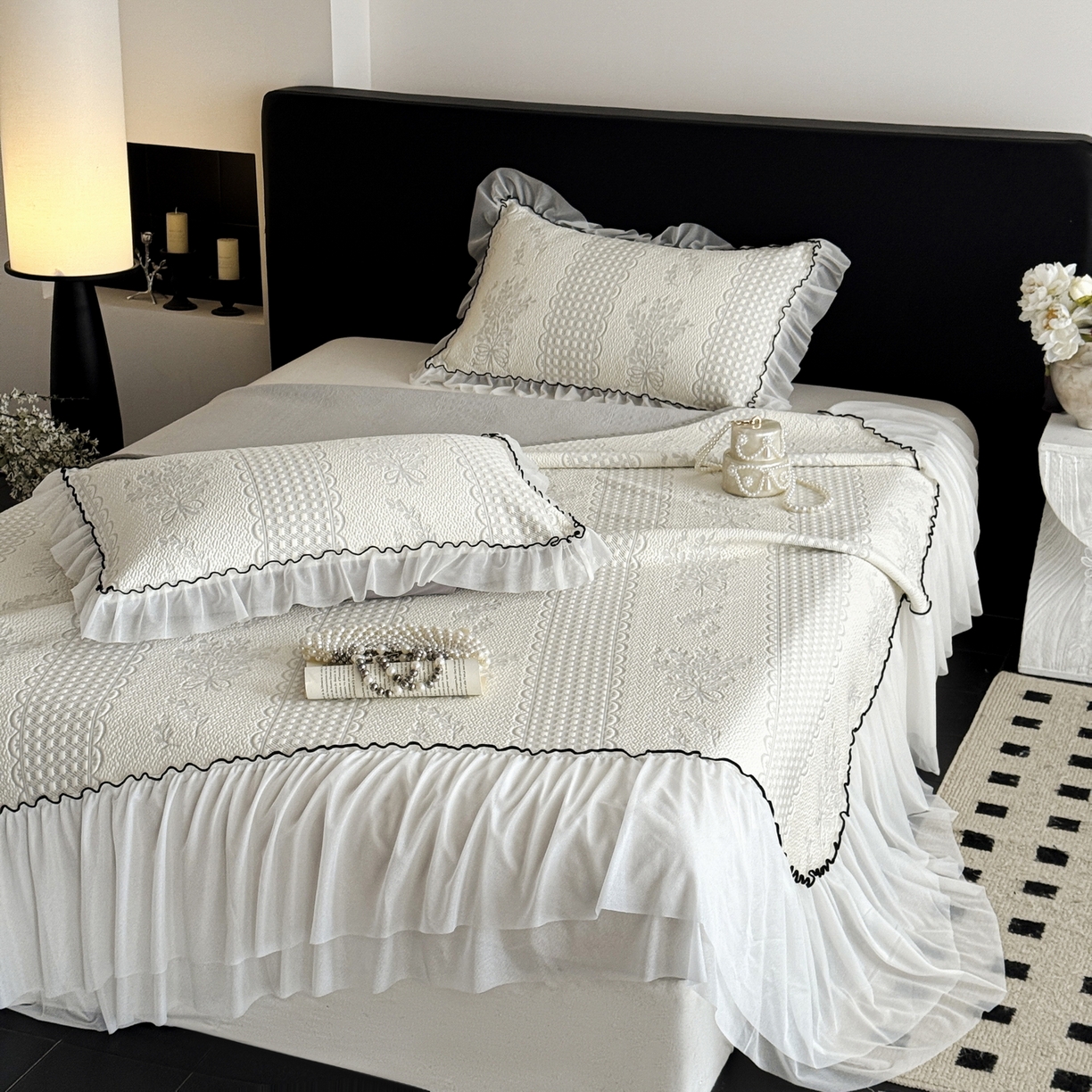 91家纺网 家纺一手货源 找家纺 羚羊语家纺 2026新款韩式PE提花凉泡泡席床裙款中分子【凉感值>2.0】花边乙纶冰豆豆夏季凉感冰丝软席三件套 白月光-铃兰（配洗护袋）