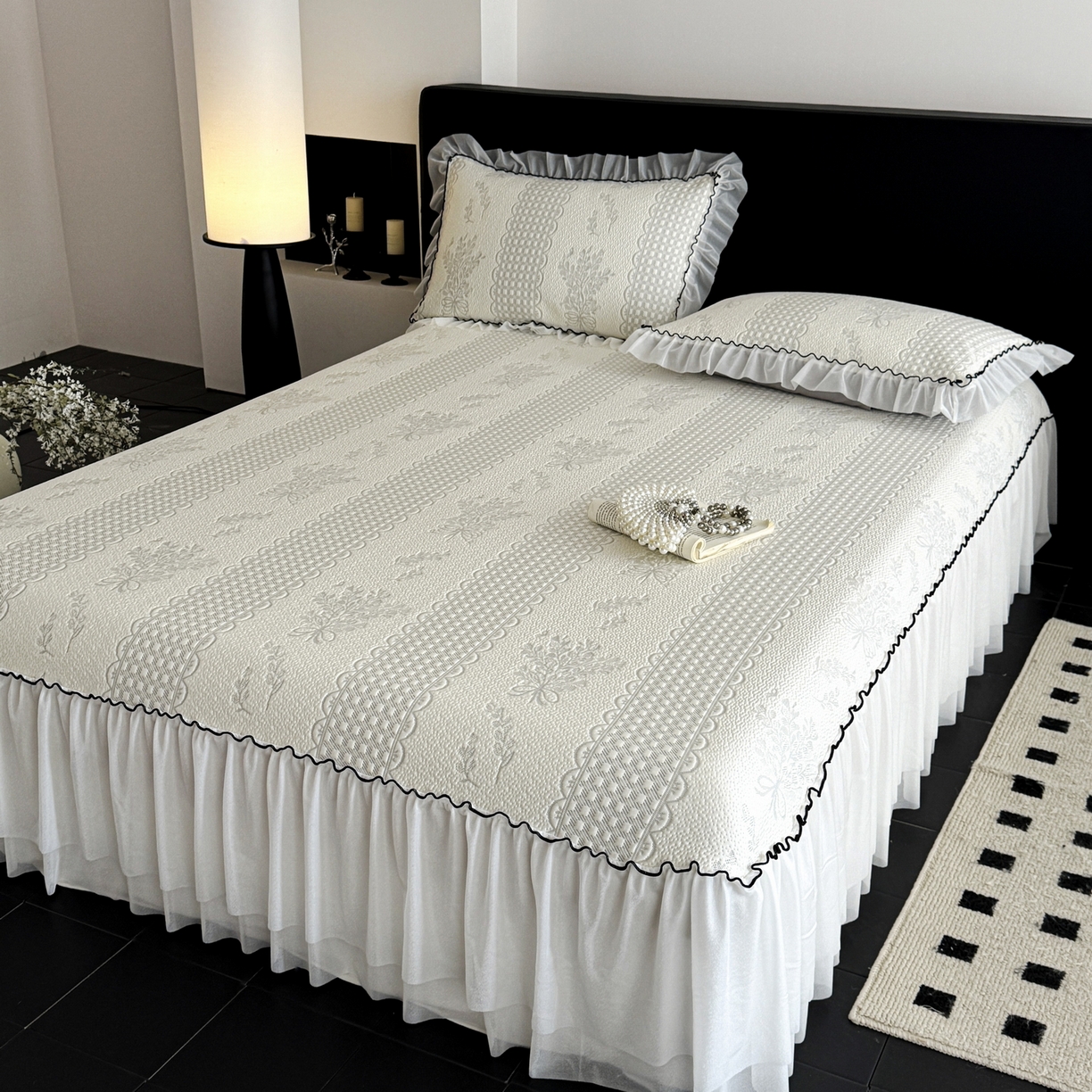 91家纺网 家纺一手货源 找家纺 羚羊语家纺 2026新款韩式PE提花凉泡泡席床裙款中分子【凉感值>2.0】花边乙纶冰豆豆夏季凉感冰丝软席三件套 白月光-铃兰（配洗护袋）