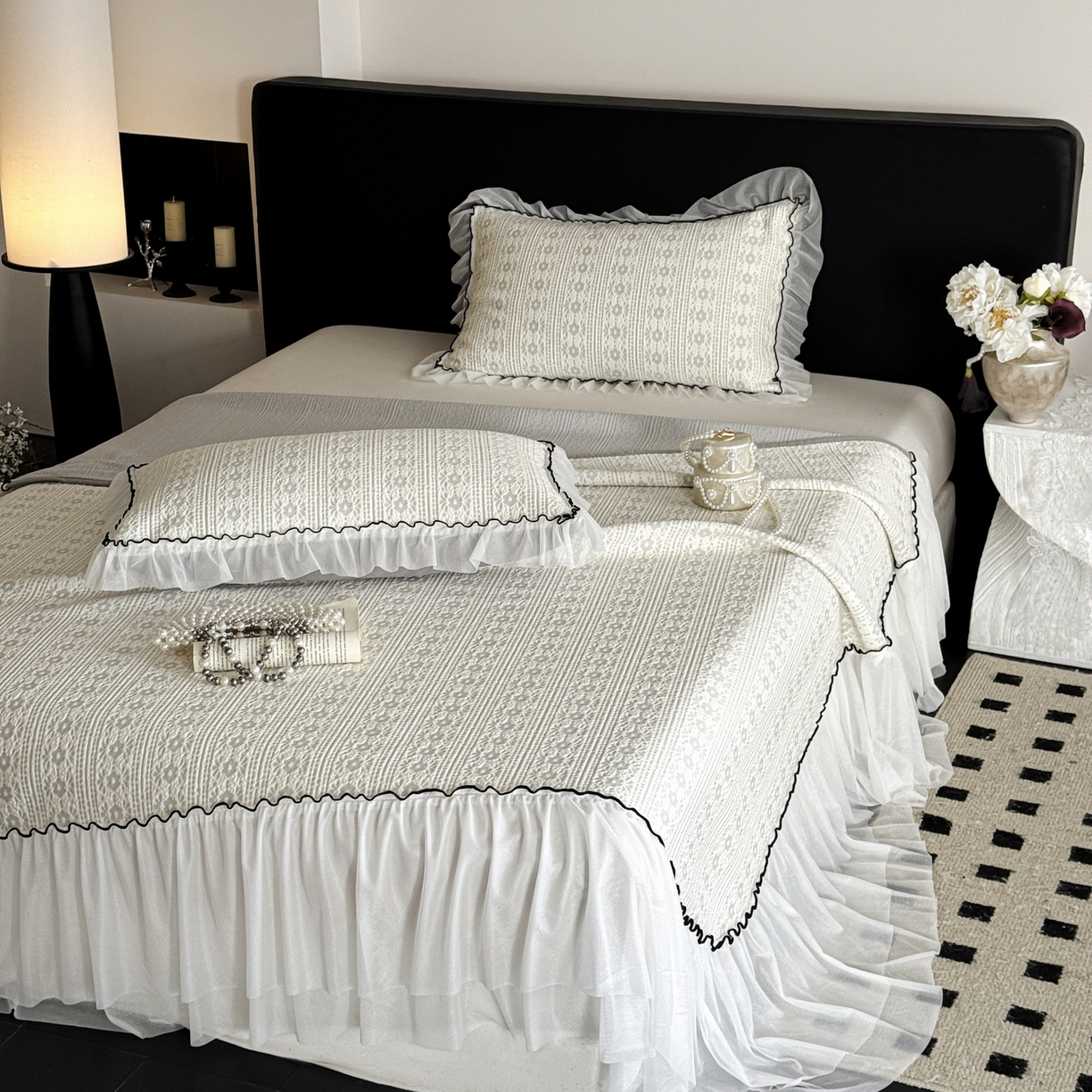 91家纺网 家纺一手货源 找家纺 羚羊语家纺 2026新款韩式PE提花凉泡泡席床裙款中分子【凉感值>2.0】花边乙纶冰豆豆夏季凉感冰丝软席三件套 白月光-夏韵（配洗护袋）