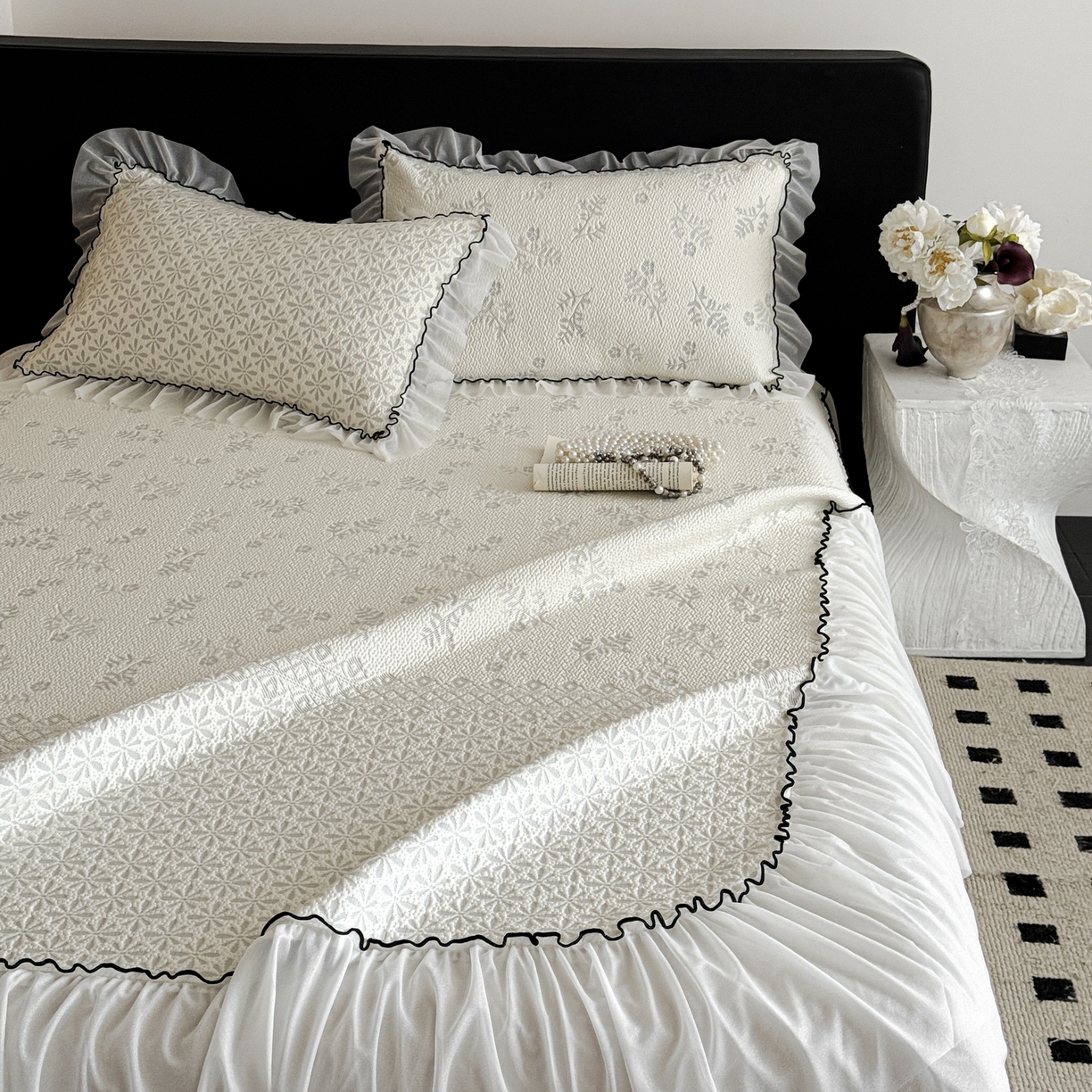 91家纺网 家纺一手货源 找家纺 羚羊语家纺 2026新款韩式PE提花凉泡泡席床裙款中分子【凉感值>2.0】花边乙纶冰豆豆夏季凉感冰丝软席三件套 白月光-萱草（配洗护袋）