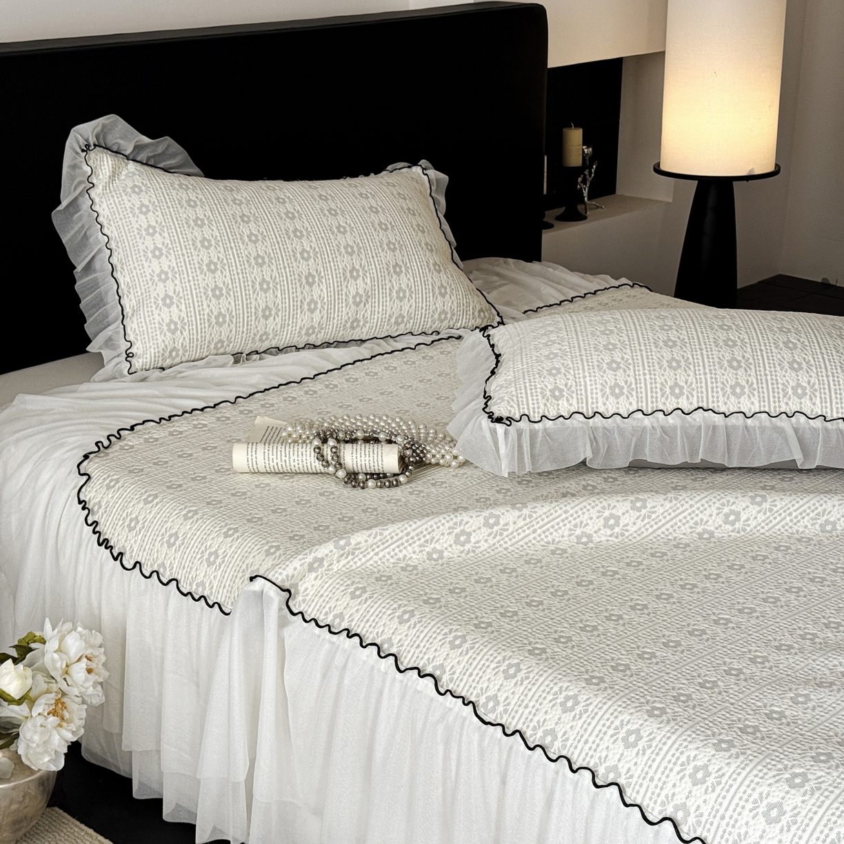 91家纺网 家纺一手货源 找家纺 羚羊语家纺 2026新款韩式PE提花凉泡泡席床裙款中分子【凉感值>2.0】花边乙纶冰豆豆夏季凉感冰丝软席三件套 白月光-夏韵（配洗护袋）