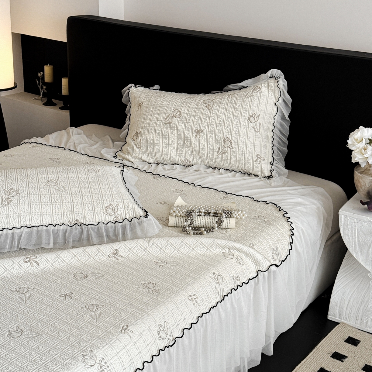 91家纺网 家纺一手货源 找家纺 羚羊语家纺 2026新款韩式PE提花凉泡泡席床裙款中分子【凉感值>2.0】花边乙纶冰豆豆夏季凉感冰丝软席三件套 白月光-沐夏（配洗护袋）