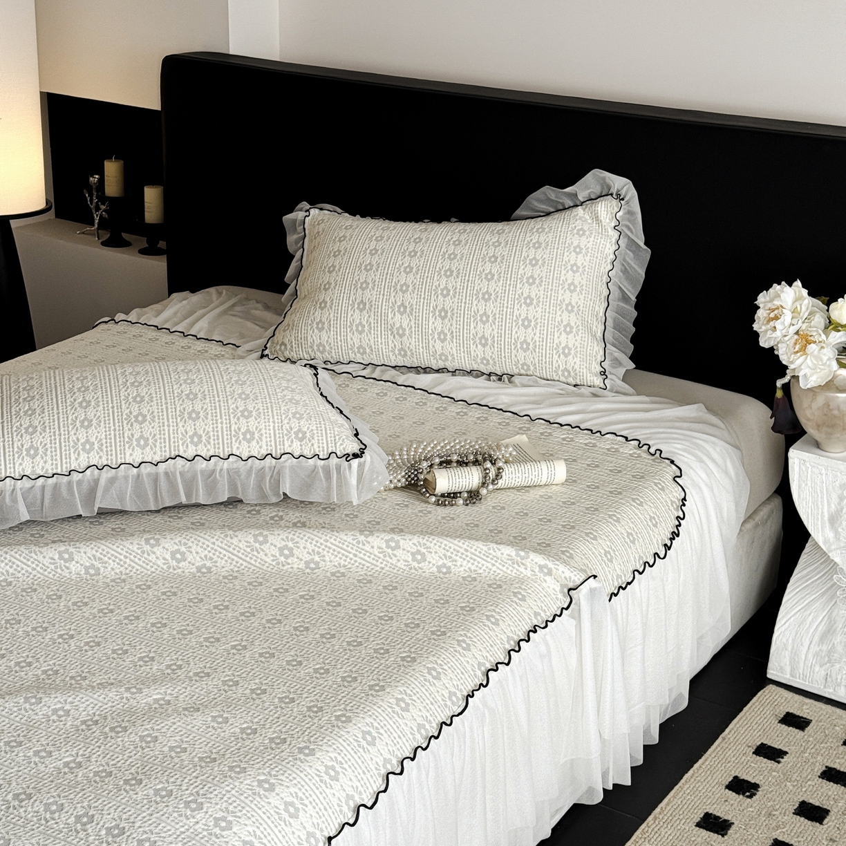 91家纺网 家纺一手货源 找家纺 羚羊语家纺 2026新款韩式PE提花凉泡泡席床裙款中分子【凉感值>2.0】花边乙纶冰豆豆夏季凉感冰丝软席三件套 白月光-夏韵（配洗护袋）