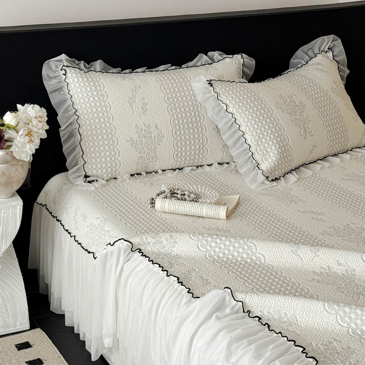 羚羊语家纺 2026新款韩式PE提花凉泡泡席床裙款中分子【凉感值>2.0】花边乙纶冰豆豆夏季凉感冰丝软席三件套 白月光-铃兰（配洗护袋）