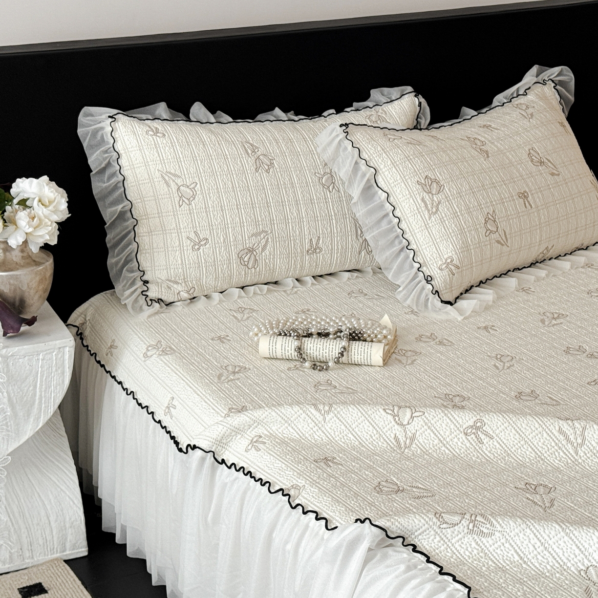 羚羊语家纺 2026新款韩式PE提花凉泡泡席床裙款中分子【凉感值>2.0】花边乙纶冰豆豆夏季凉感冰丝软席三件套 白月光-沐夏（配洗护袋）