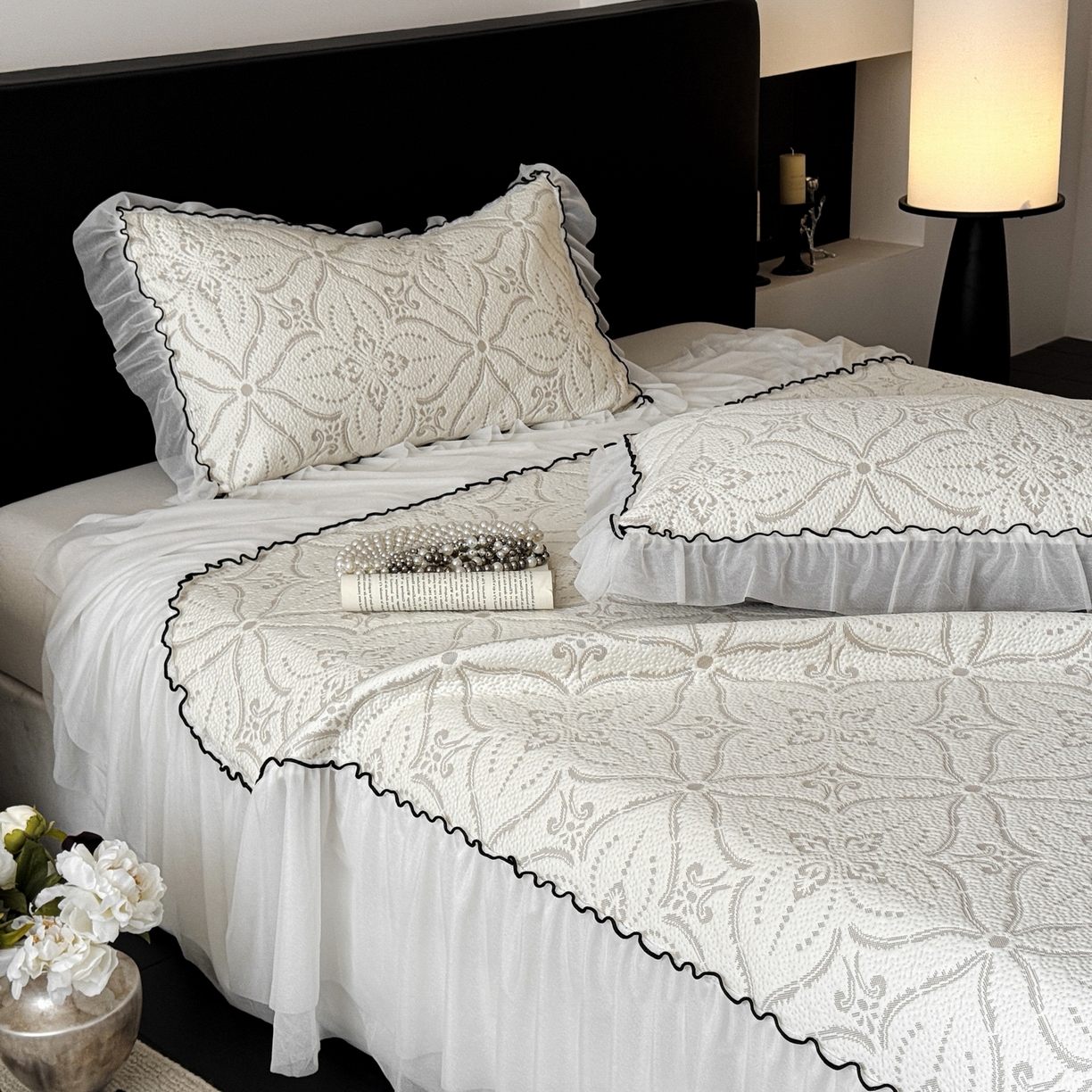 91家纺网 家纺一手货源 找家纺 羚羊语家纺 2026新款韩式PE提花凉泡泡席床裙款中分子【凉感值>2.0】花边乙纶冰豆豆夏季凉感冰丝软席三件套 白月光-澜庭（配洗护袋）