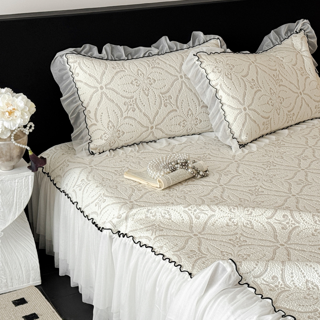 91家纺网 家纺一手货源 找家纺 羚羊语家纺 2026新款韩式PE提花凉泡泡席床裙款中分子【凉感值>2.0】花边乙纶冰豆豆夏季凉感冰丝软席三件套 白月光-澜庭（配洗护袋）