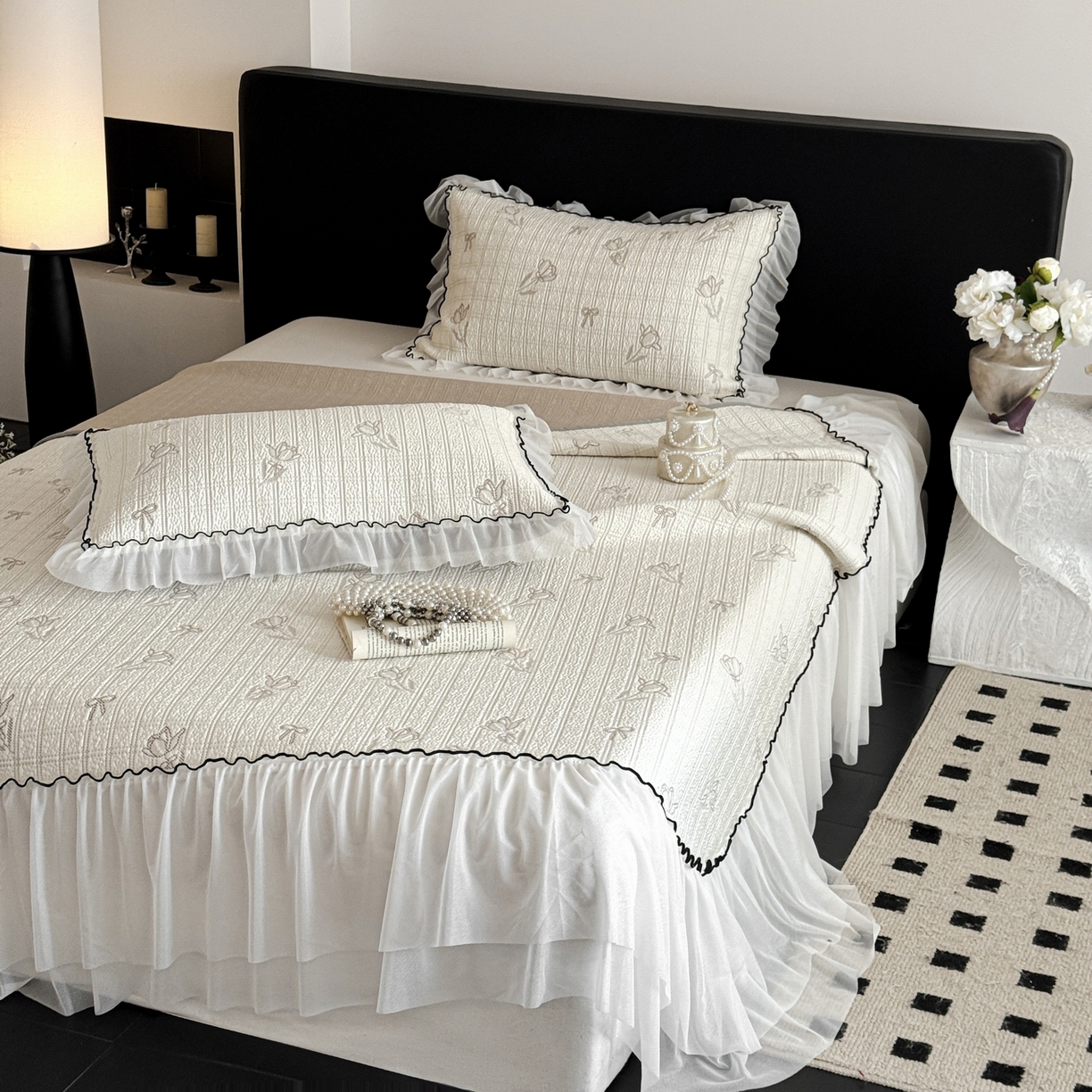 91家纺网 家纺一手货源 找家纺 羚羊语家纺 2026新款韩式PE提花凉泡泡席床裙款中分子【凉感值>2.0】花边乙纶冰豆豆夏季凉感冰丝软席三件套 白月光-沐夏（配洗护袋）