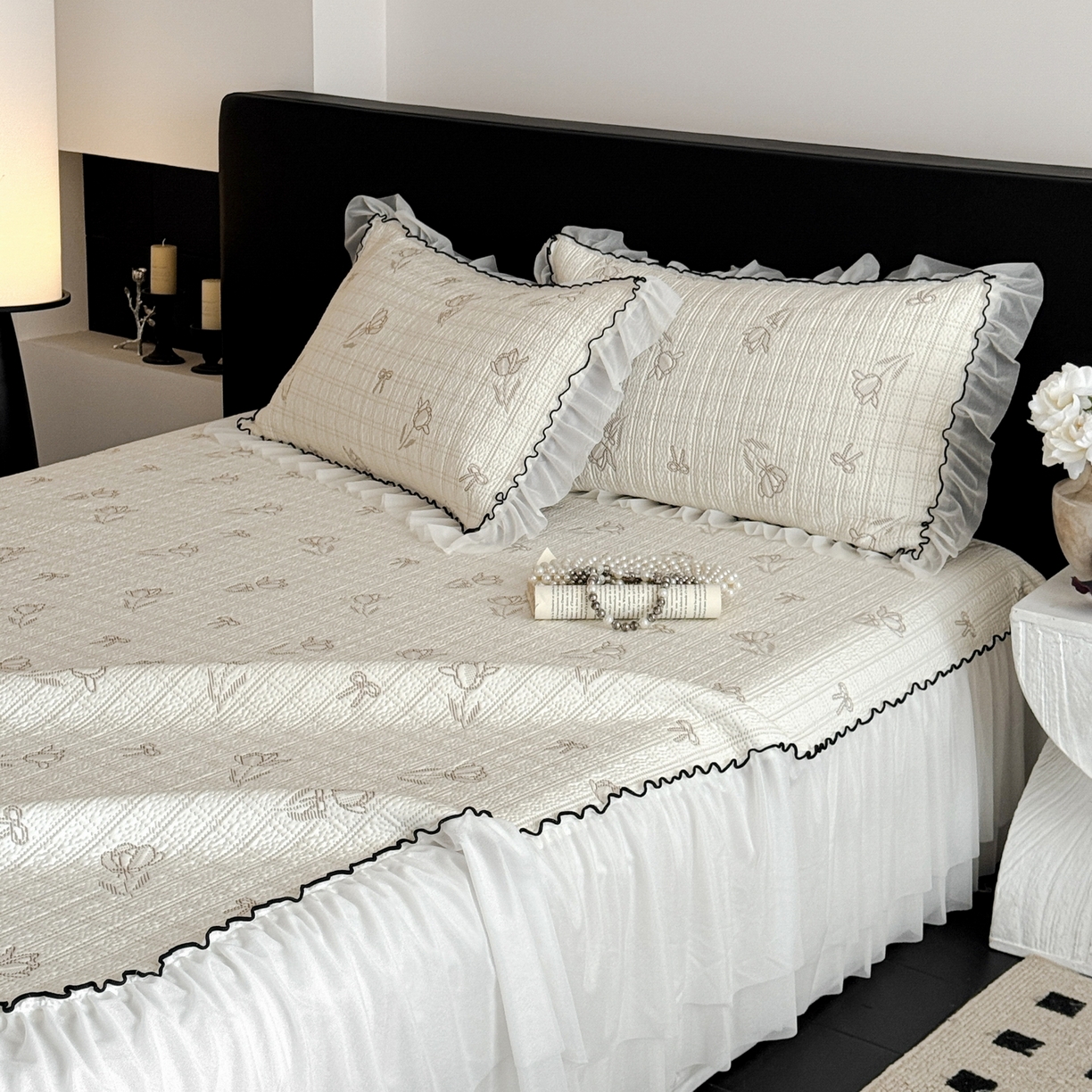 91家纺网 家纺一手货源 找家纺 羚羊语家纺 2026新款韩式PE提花凉泡泡席床裙款中分子【凉感值>2.0】花边乙纶冰豆豆夏季凉感冰丝软席三件套 白月光-沐夏（配洗护袋）