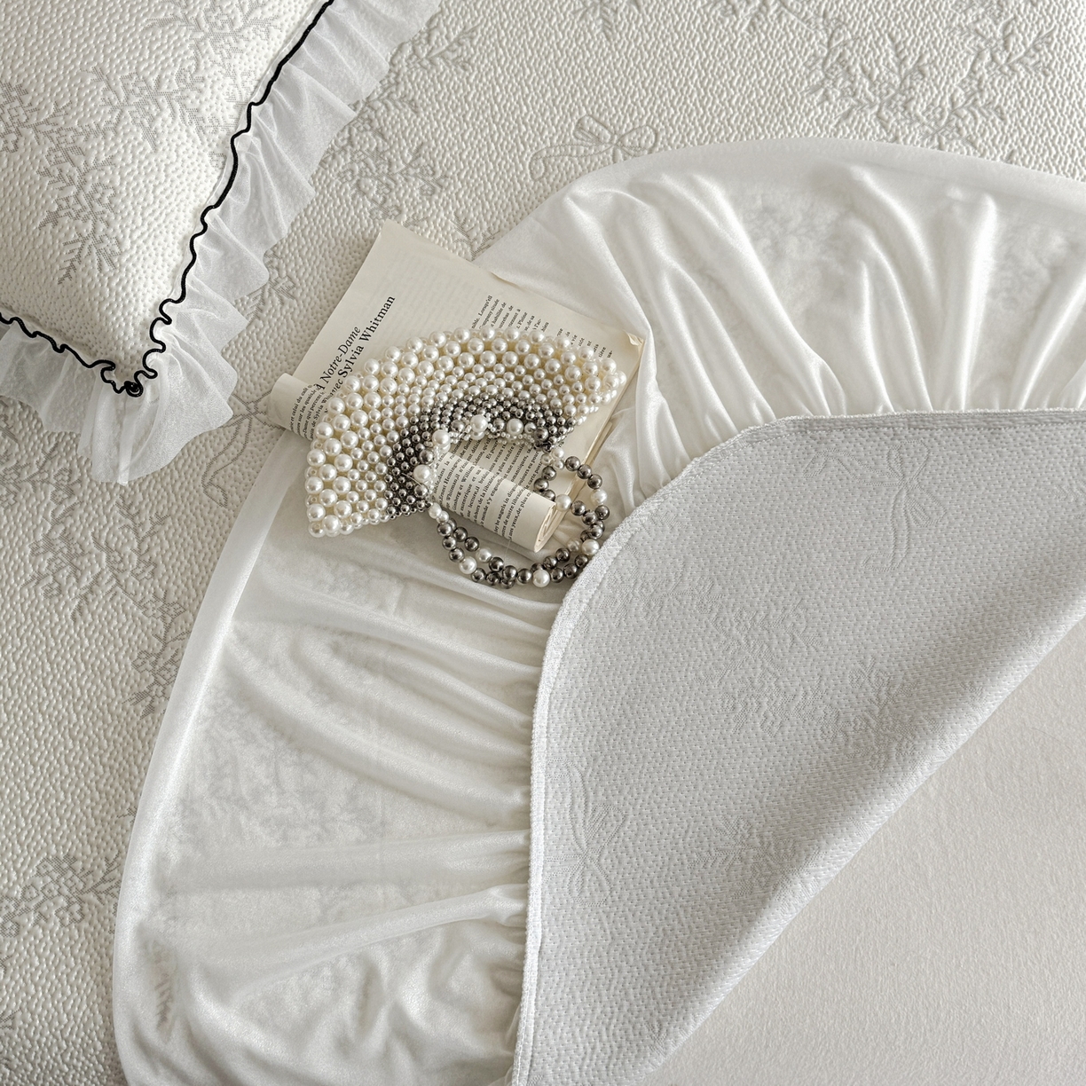 91家纺网 家纺一手货源 找家纺 羚羊语家纺 2026新款韩式PE提花凉泡泡席床裙款中分子【凉感值>2.0】花边乙纶冰豆豆夏季凉感冰丝软席三件套 白月光-清风（配洗护袋）