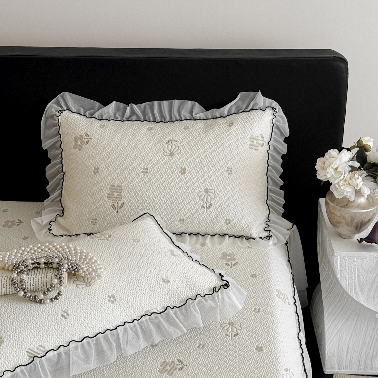 91家纺网 家纺一手货源 找家纺 羚羊语家纺 2026新款韩式PE提花凉泡泡席床裙款中分子【凉感值>2.0】花边乙纶冰豆豆夏季凉感冰丝软席三件套 白月光-小雏菊（配洗护袋）