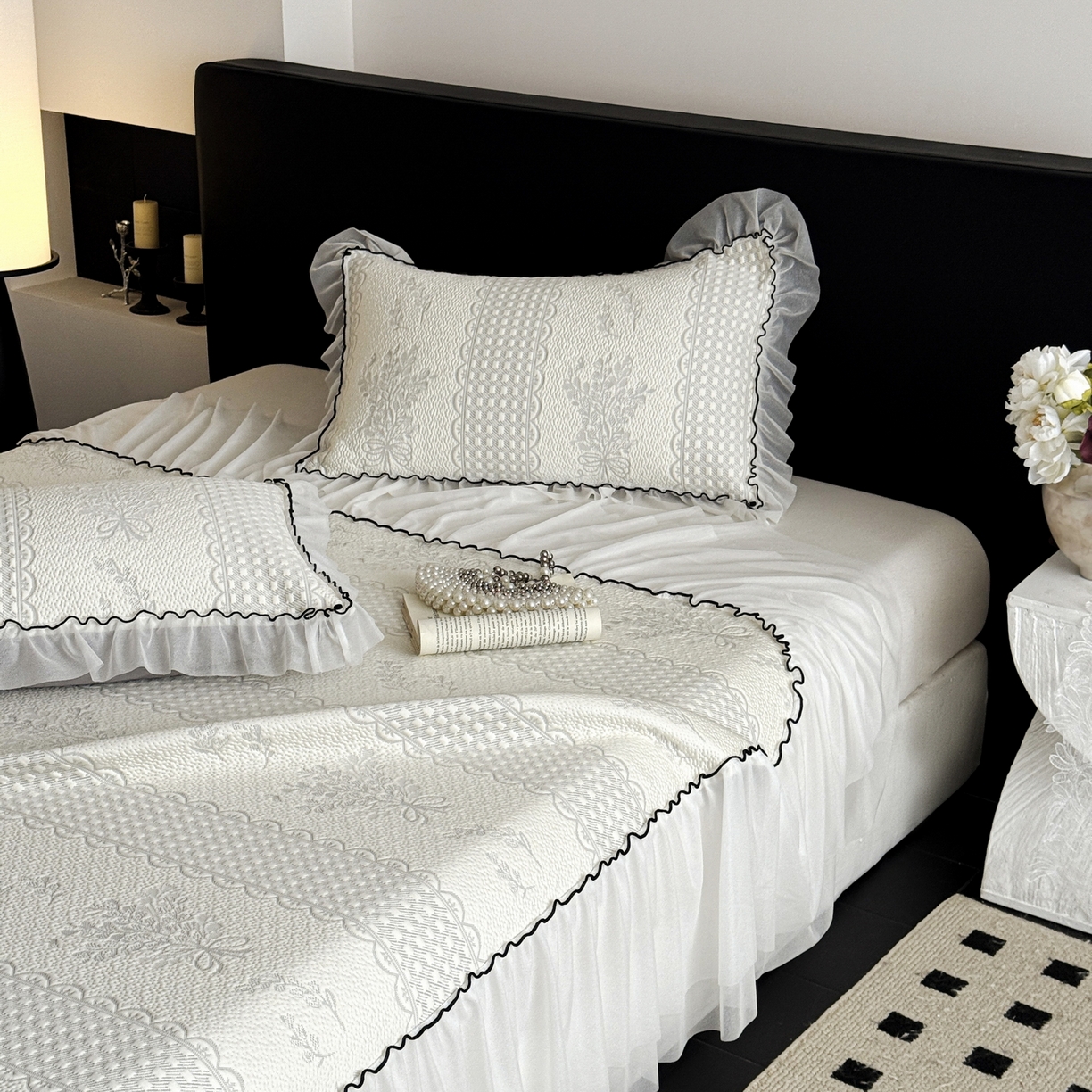 91家纺网 家纺一手货源 找家纺 羚羊语家纺 2026新款韩式PE提花凉泡泡席床裙款中分子【凉感值>2.0】花边乙纶冰豆豆夏季凉感冰丝软席三件套 白月光-铃兰（配洗护袋）