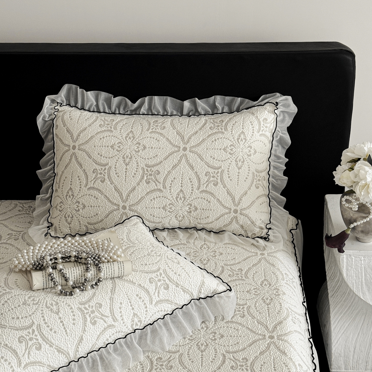 91家纺网 家纺一手货源 找家纺 羚羊语家纺 2026新款韩式PE提花凉泡泡席床裙款中分子【凉感值>2.0】花边乙纶冰豆豆夏季凉感冰丝软席三件套 白月光-澜庭（配洗护袋）