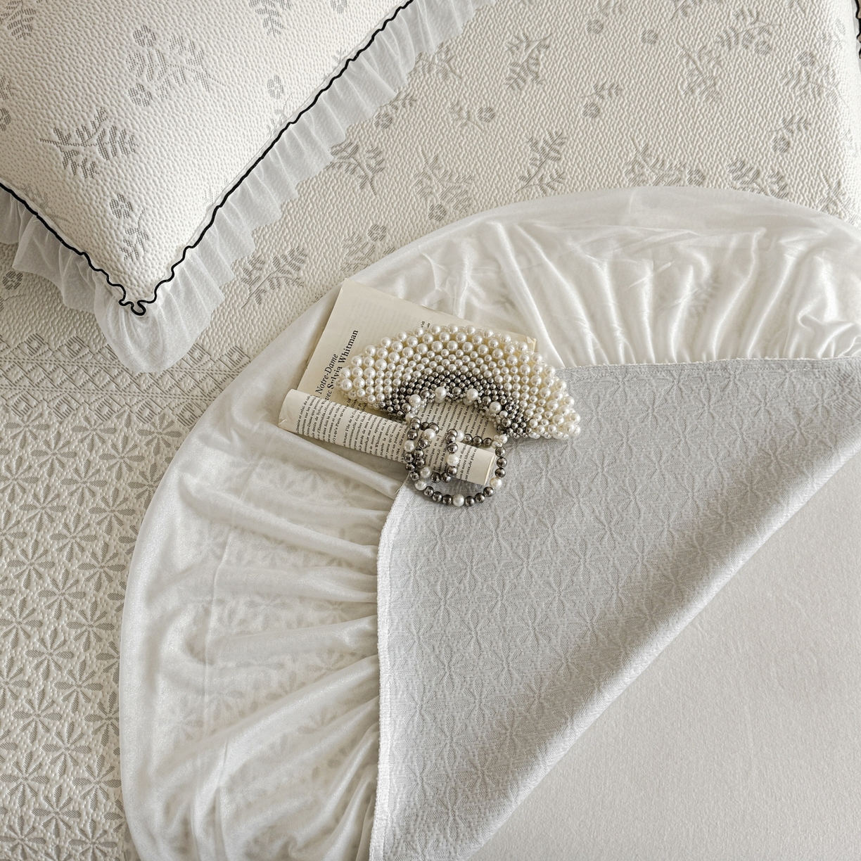 91家纺网 家纺一手货源 找家纺 羚羊语家纺 2026新款韩式PE提花凉泡泡席床裙款中分子【凉感值>2.0】花边乙纶冰豆豆夏季凉感冰丝软席三件套 白月光-萱草（配洗护袋）