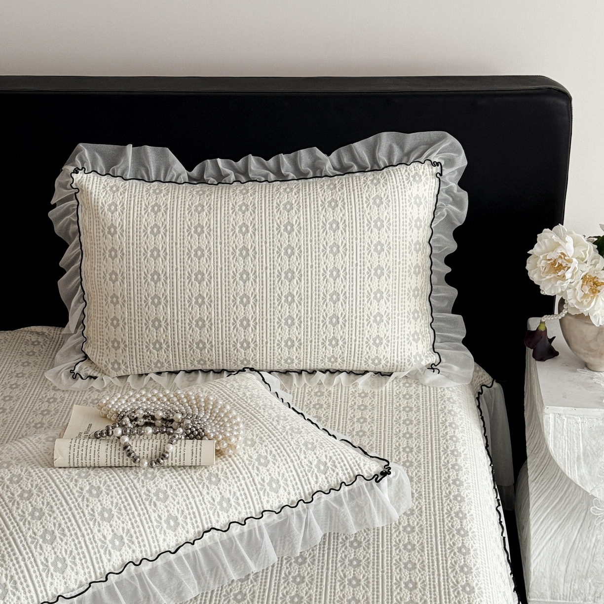 91家纺网 家纺一手货源 找家纺 羚羊语家纺 2026新款韩式PE提花凉泡泡席床裙款中分子【凉感值>2.0】花边乙纶冰豆豆夏季凉感冰丝软席三件套 白月光-夏韵（配洗护袋）