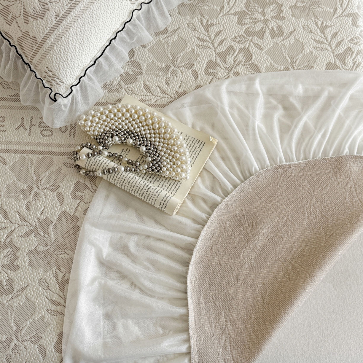 91家纺网 家纺一手货源 找家纺 羚羊语家纺 2026新款韩式PE提花凉泡泡席床裙款中分子【凉感值>2.0】花边乙纶冰豆豆夏季凉感冰丝软席三件套 白月光-陌上花（配洗护袋）