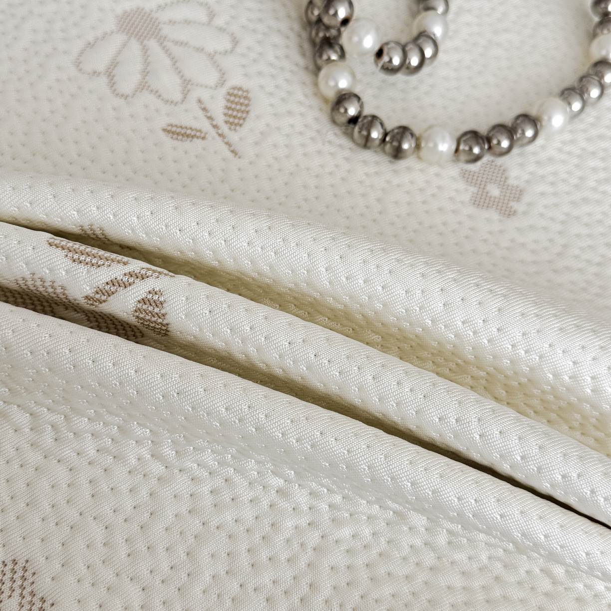 91家纺网 家纺一手货源 找家纺 羚羊语家纺 2026新款韩式PE提花凉泡泡席床裙款中分子【凉感值>2.0】花边乙纶冰豆豆夏季凉感冰丝软席三件套 白月光-小雏菊（配洗护袋）