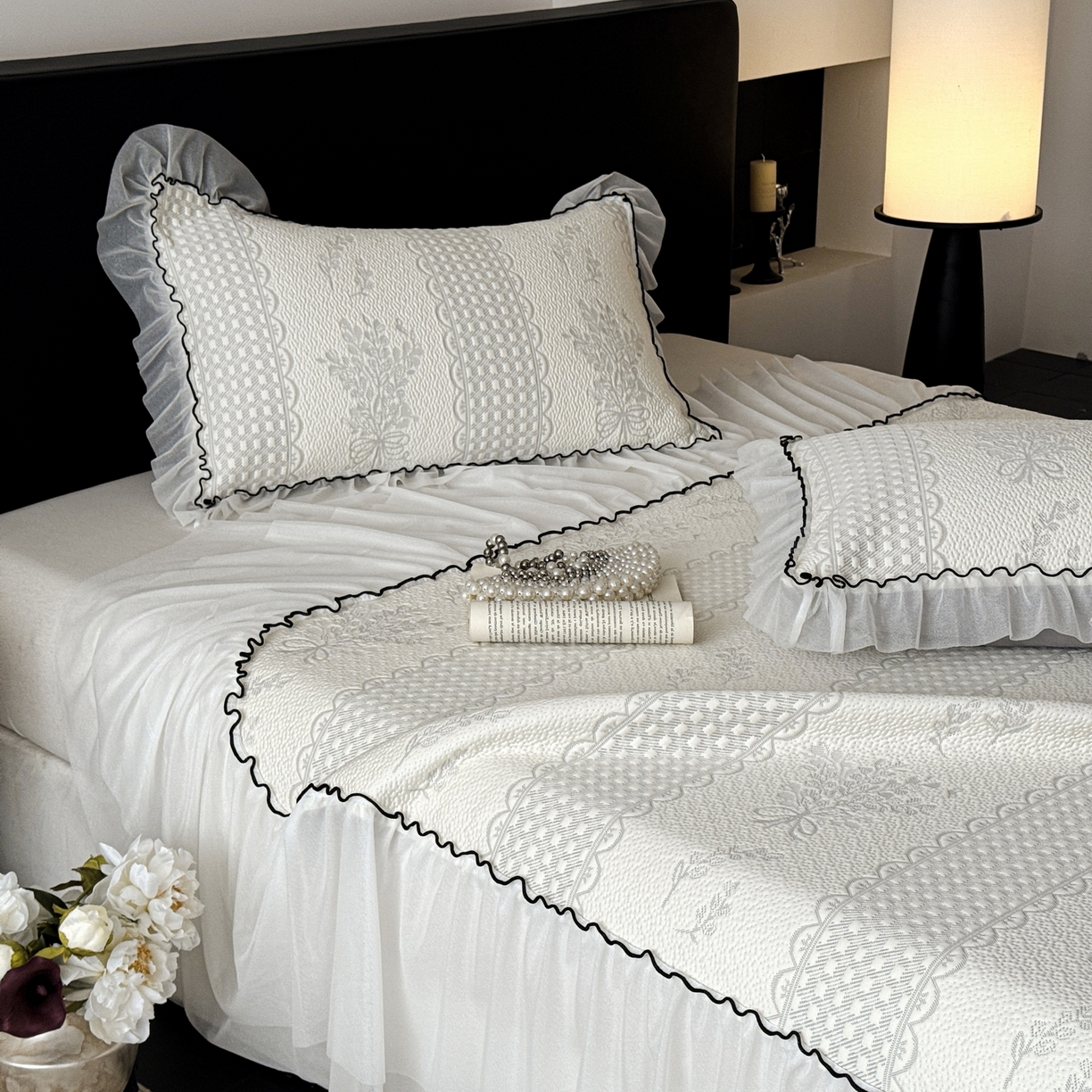 91家纺网 家纺一手货源 找家纺 羚羊语家纺 2026新款韩式PE提花凉泡泡席床裙款中分子【凉感值>2.0】花边乙纶冰豆豆夏季凉感冰丝软席三件套 白月光-铃兰（配洗护袋）